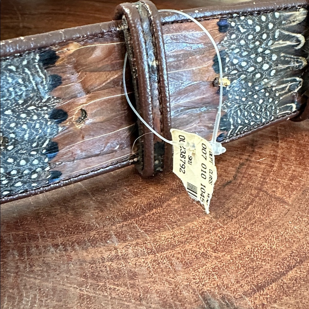 Insane vintage belt! Peacock feathers and gold colored clasp. Adjustable size - Picture 6 of 8